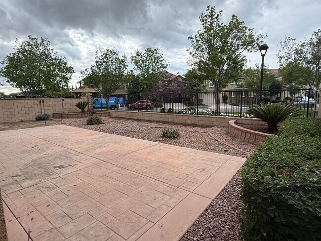 Foto del edificio - New flooring & paint!  Large backyard - landscaped and ready for garden!   Community pool, fitnes...
