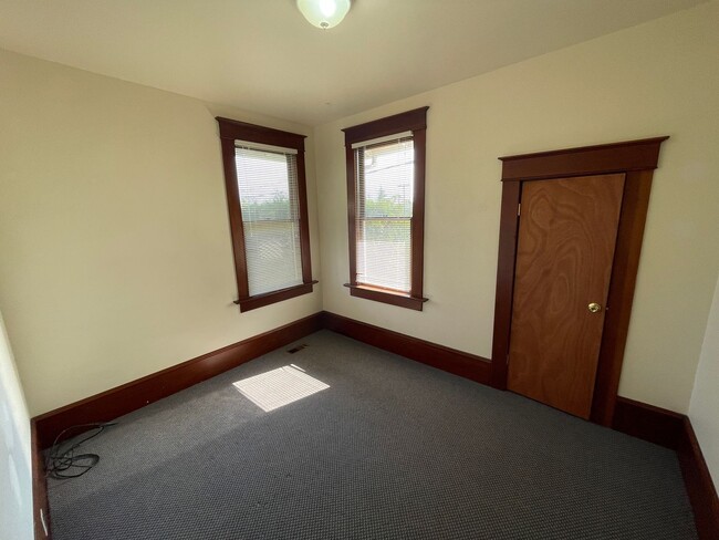 Building Photo - 903 32nd St