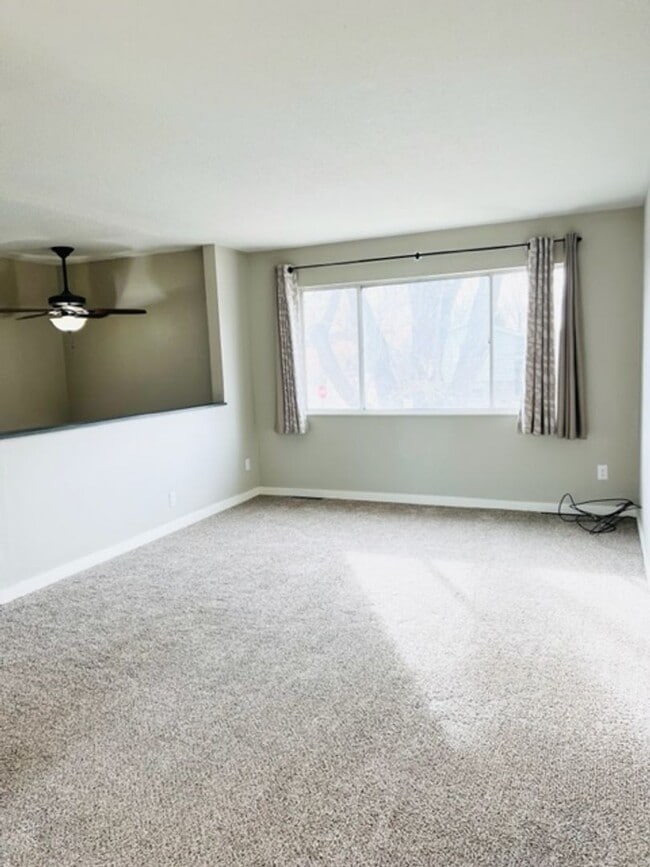 Foto del edificio - 5 Bedroom on a large corner lot in the hea...