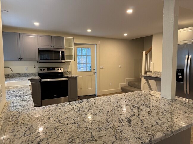 Foto del edificio - 147 Red Acre Rd