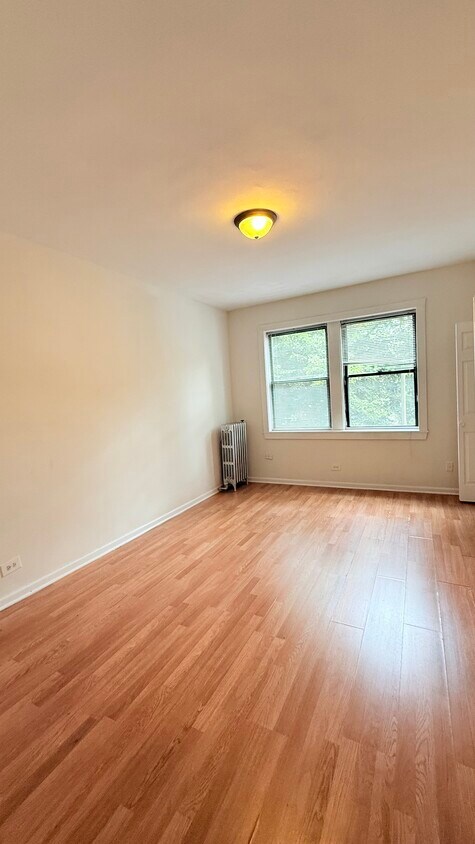 Foto principal - 843 W Sheridan Rd