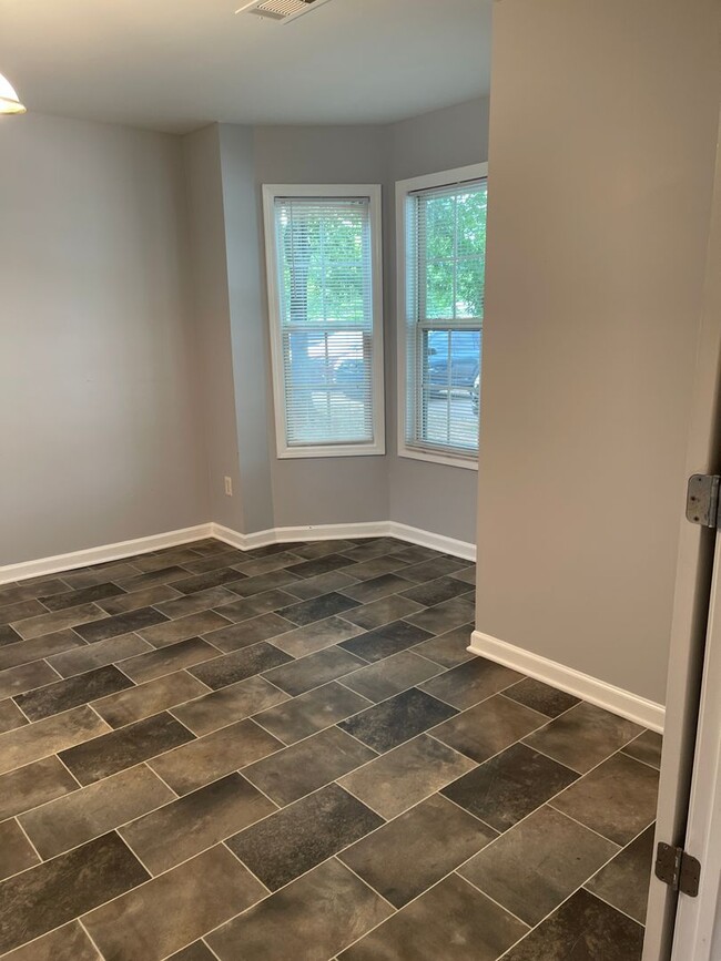 Building Photo - Updated Townhome