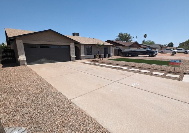 Building Photo - 3 Bedroom Home Near W Elliot Rd and N. Alm...