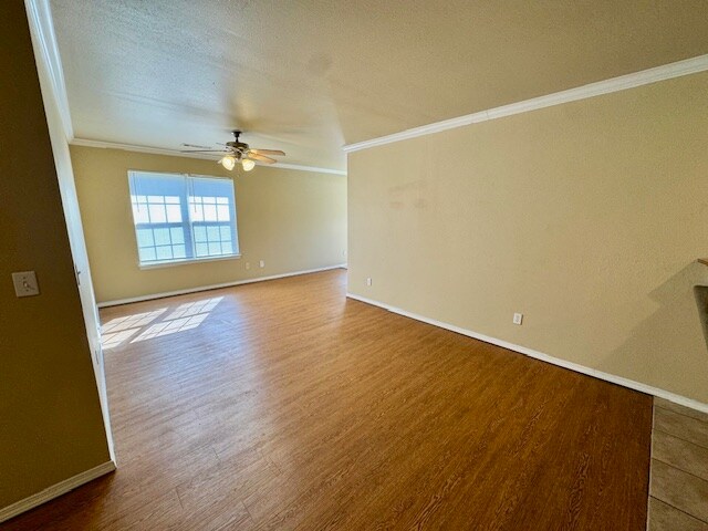 Foto del edificio - 1650 Willowbrook Dr