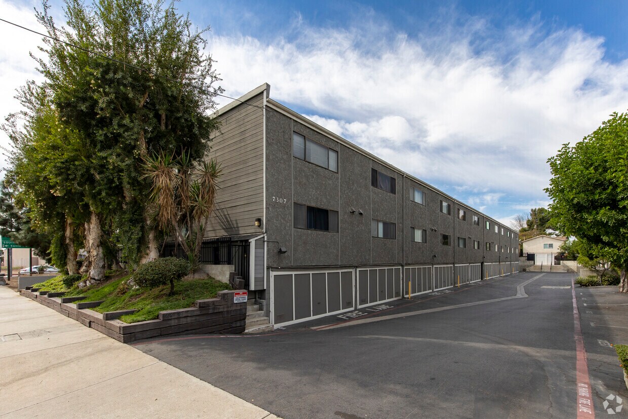 Foto principal - 7307 Haskell Ave