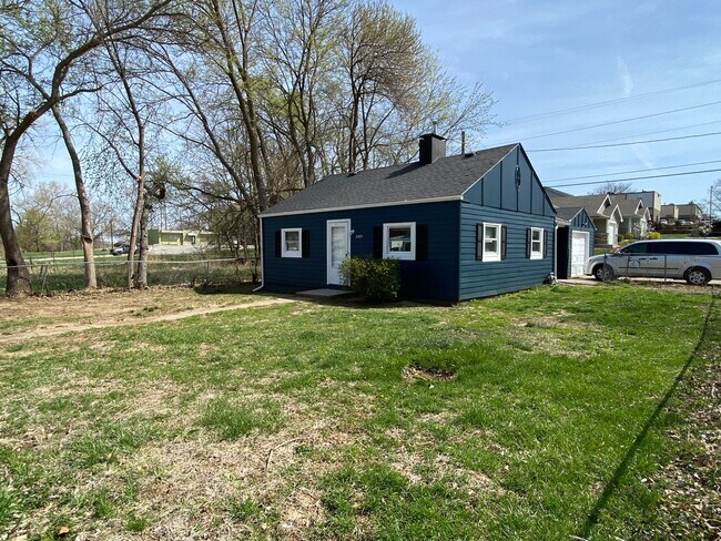 Building Photo - Updated 2 bed Remodeled House