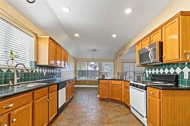 Foto del edificio - 18510 Dennington Dr