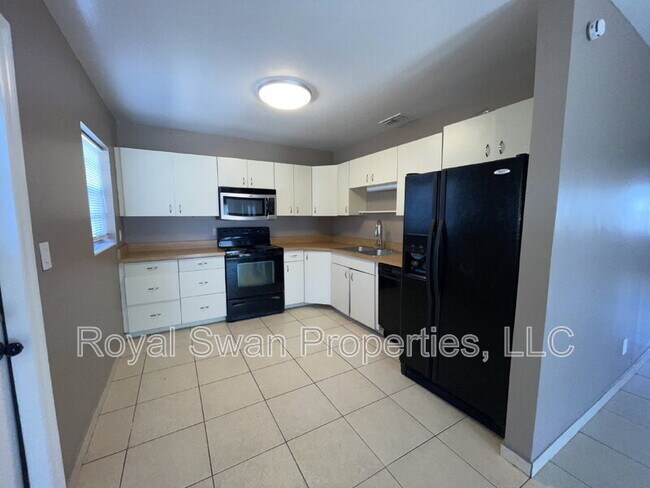 Building Photo - 2614 Royal Dr