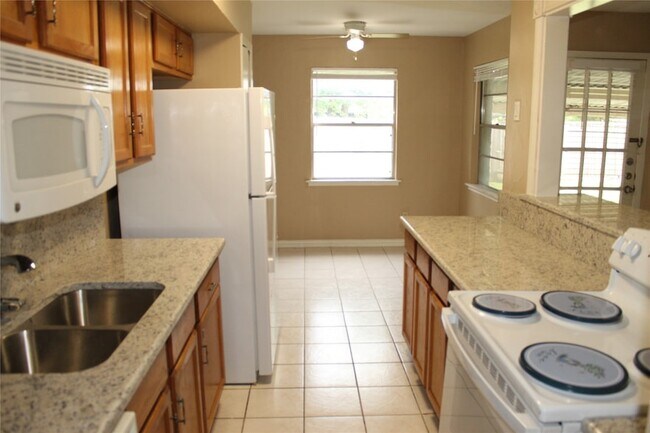 Foto del edificio - 2834 Hollandale Ln