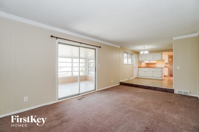 Building Photo - 405 Lytton Way