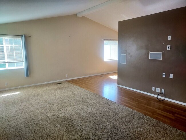 Building Photo - 2 Bed 2 Bath with office in Belgrade with ...