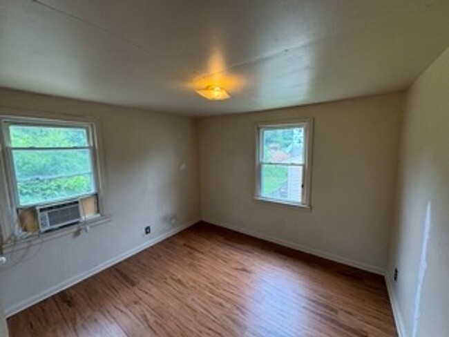 Building Photo - Cozy 3-Bedroom With Basement and Yard