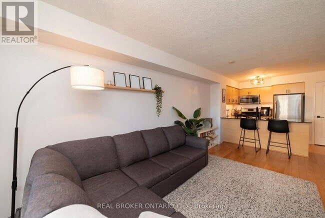 Building Photo - 27 Rean Dr