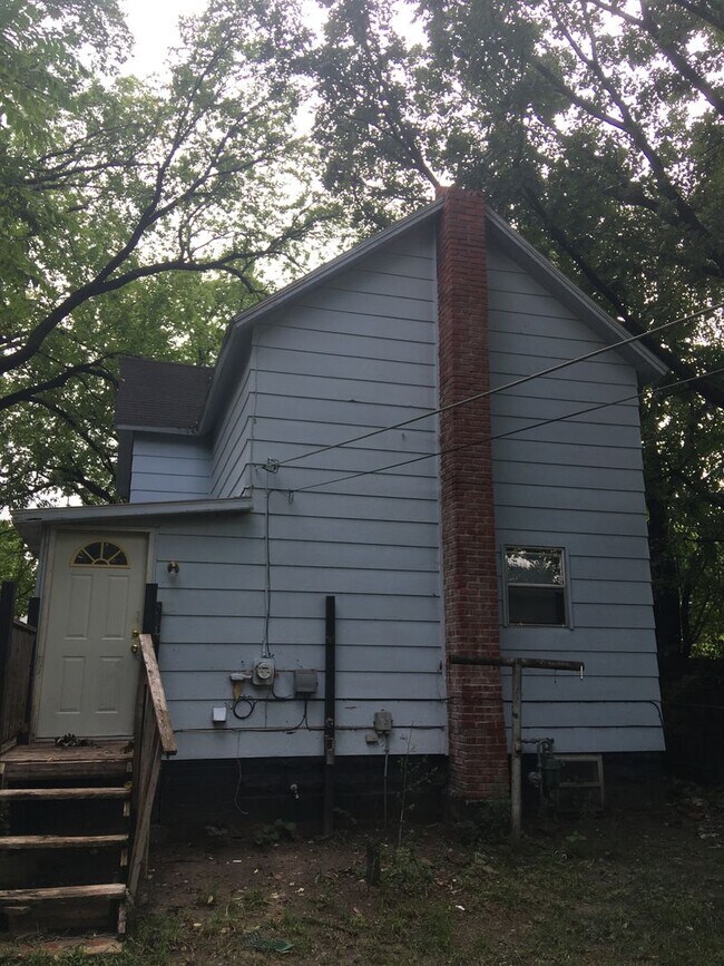 Building Photo - $795 - 2 bed 1 bath - Single Family Home