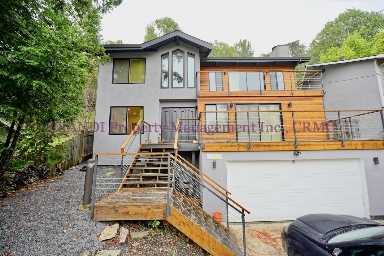 Foto principal - Sleek and Modern Home with Major Upgrades ...