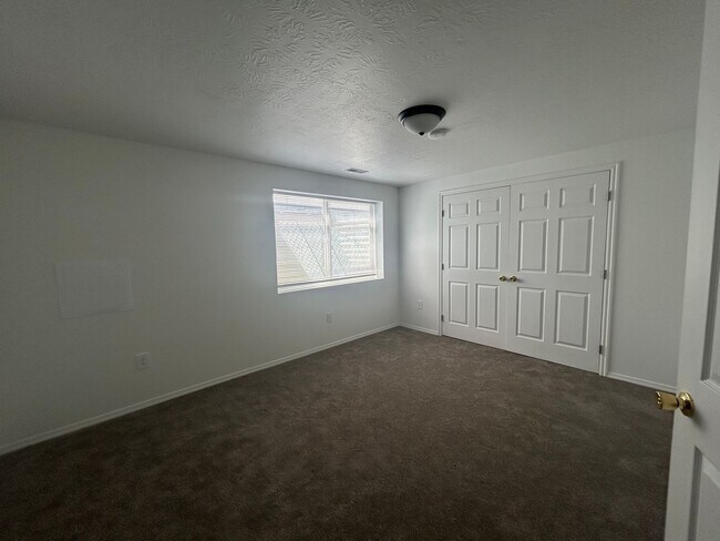 Building Photo - Orem Town-home