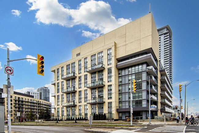 Photo du bâtiment - Uptown Towers I & II