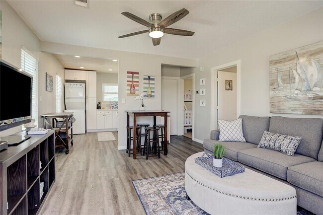 Building Photo - 4015 Reeves Dr
