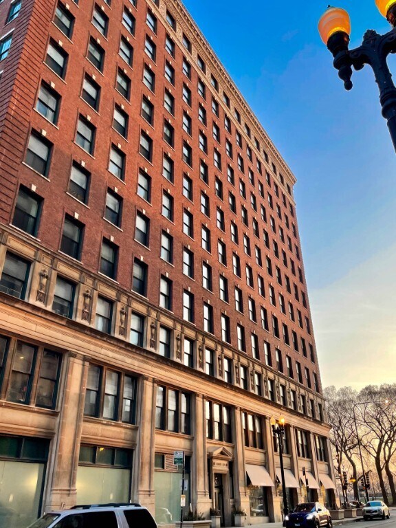 Building Photo - Luxury 2bd/2bth Condo w/Unobstructed Lake ...