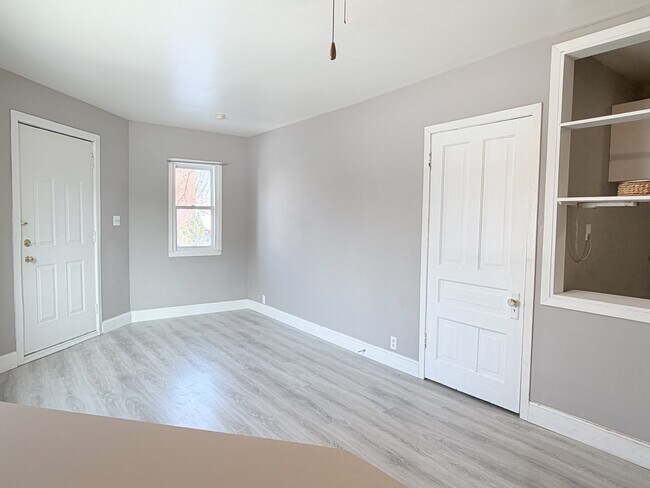 Building Photo - 904 Pierre Ave