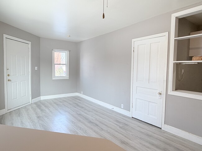 Building Photo - 904 Pierre Ave