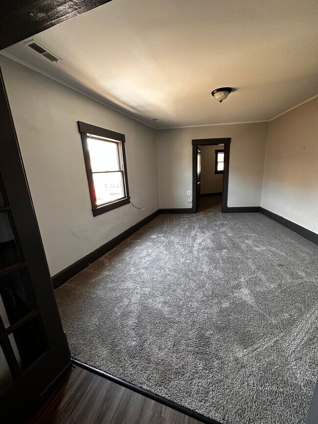 Building Photo - 507 Harmony Ave 2F