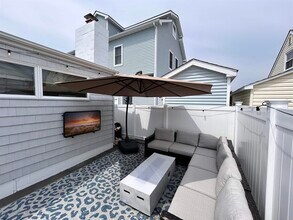 Building Photo - 119 N Iroquois Ave