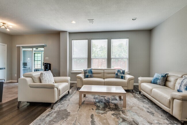 Foto del edificio - 817 Pryor Dr