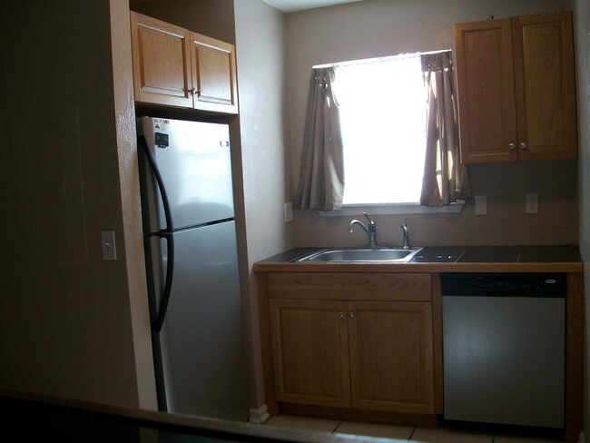 Kitchen - 1812 Lilac Ln