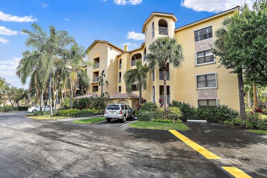 Building Photo - 300 Uno Lago Dr