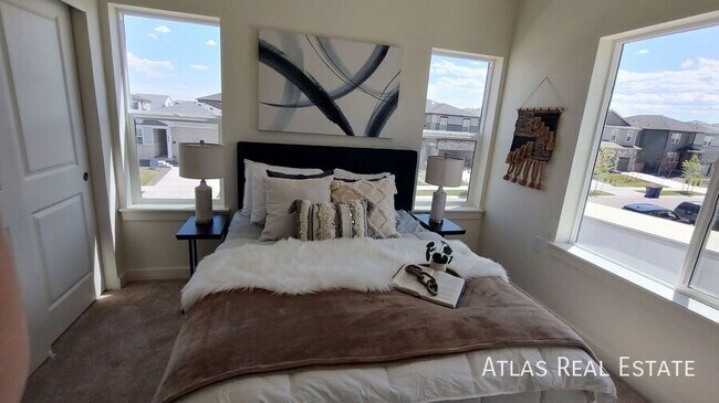 Building Photo - 658 Leland Aly