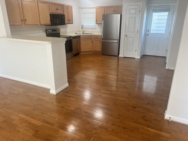 Building Photo - Charming 2-Bed, 2.5-Bath Townhouse with 13...