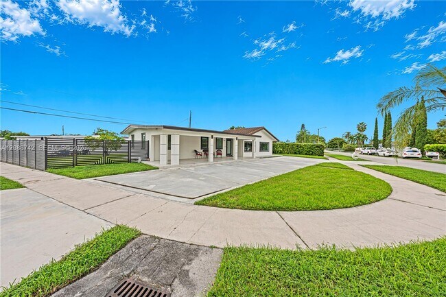 Building Photo - 11300 SW 43rd St