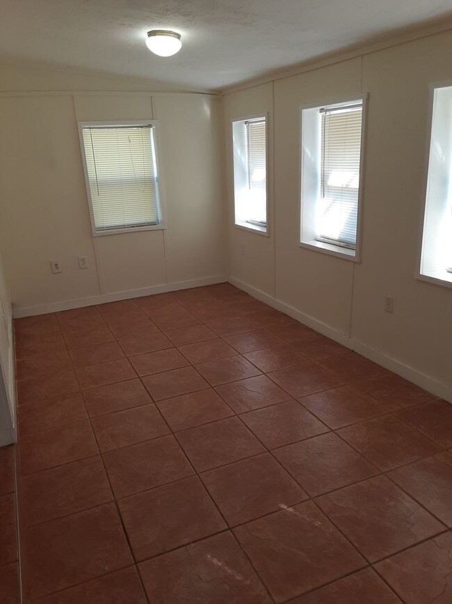 Foto del edificio - Annual unfurnished 2/1 SFH near Ringling C...