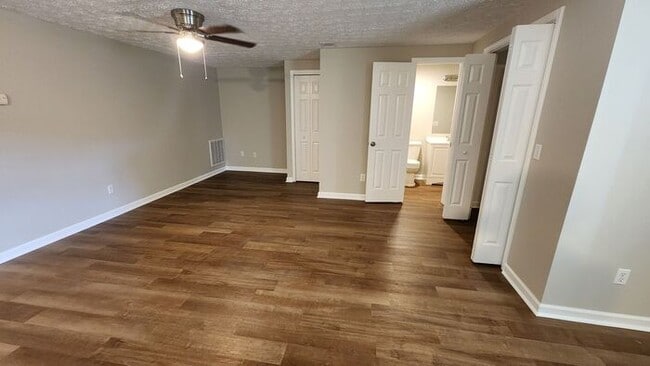 Building Photo - 2 Bed 1 Bath Unit - Completely Remodeled -...