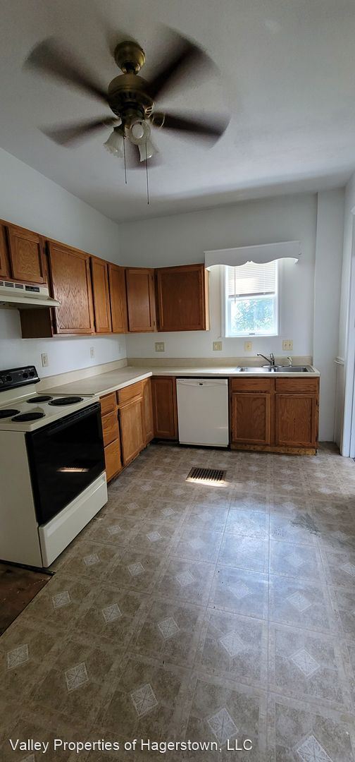 Building Photo - 3 br, 1 bath House - 228 N Mulberry St