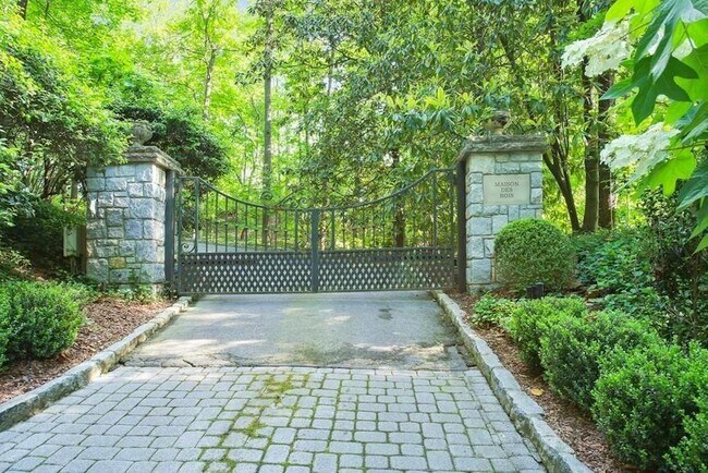 Foto del edificio - 2485 W Wesley Rd NW