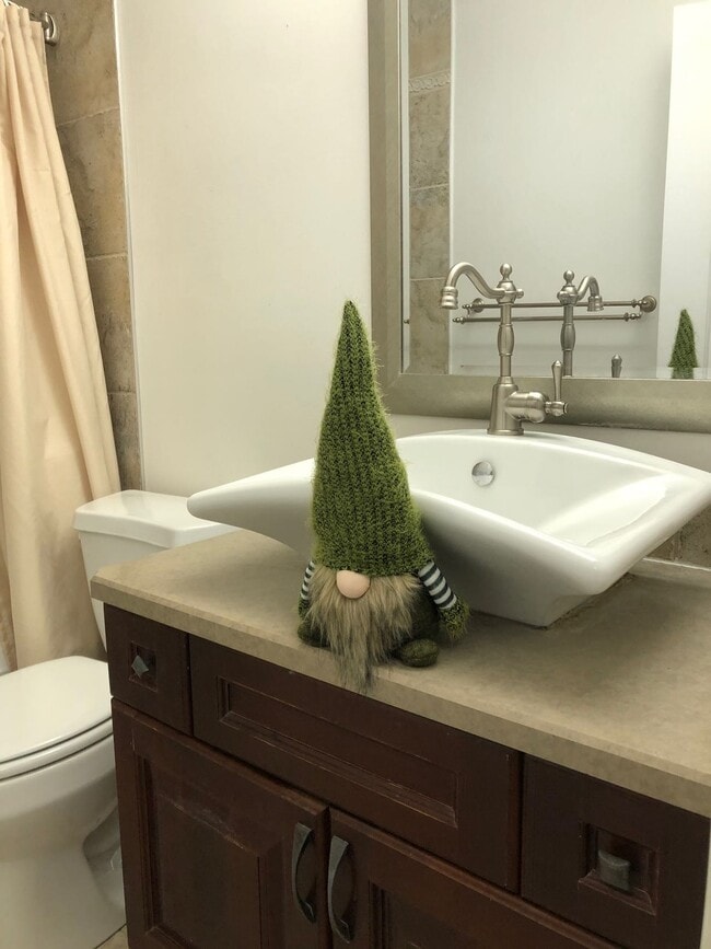 Building Photo - 3 Bed 1.5 Bath Unit in Edmonton, AB