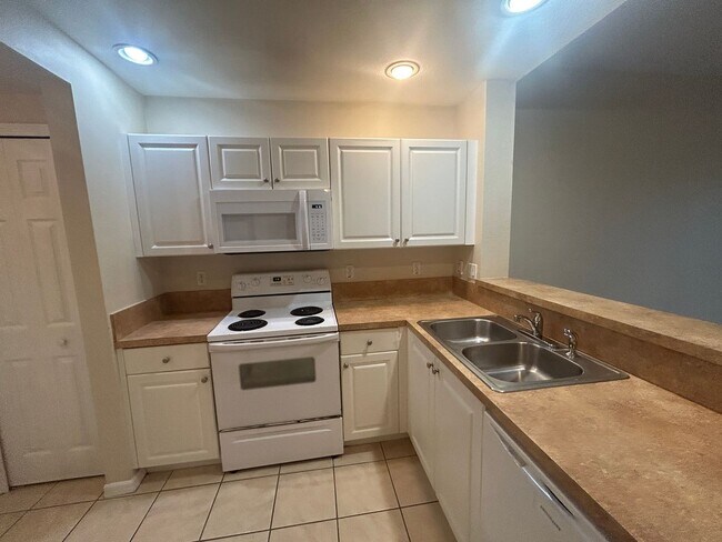 Building Photo - Spacious  3/2 ground floor unit