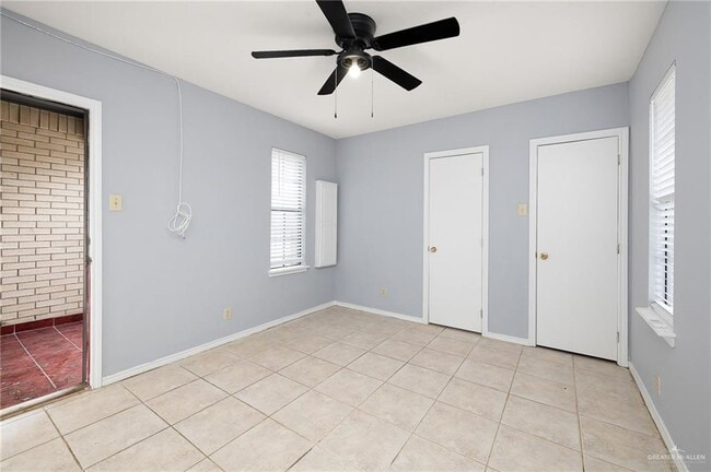 Building Photo - 1005 N Sabinas St