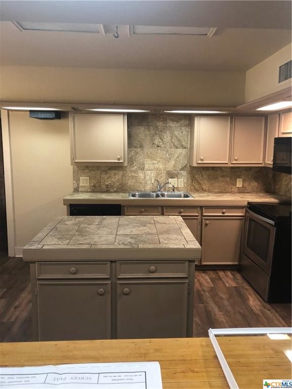 Building Photo - 910 W McCarty Ln
