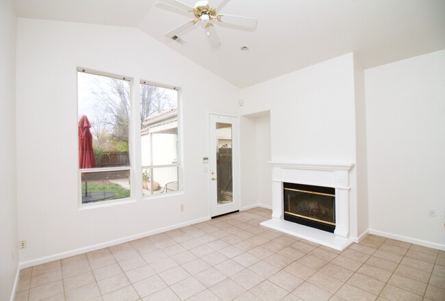 Foto del edificio - West Davis 4 Bedroom 2.5 Bathroom Home Rig...