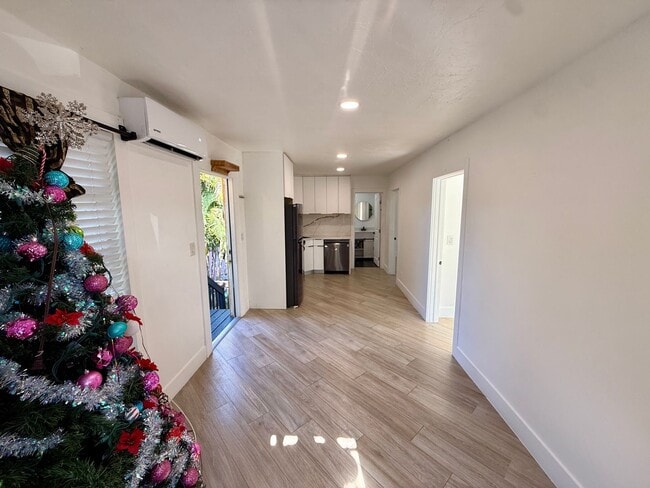 Building Photo - Spacious and Remodeled 2 bed 1 bath with parking!!!