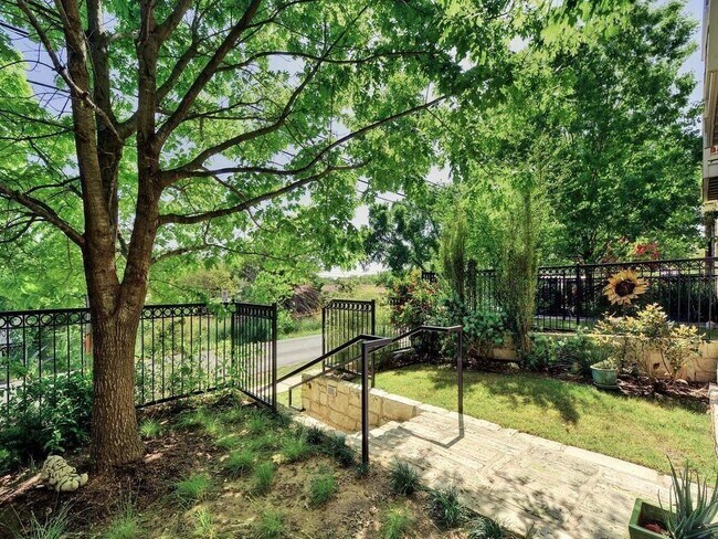 Foto del edificio - 2520 Bluebonnet Ln