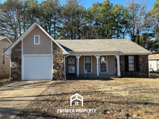 Charming 3BR/2BA in Country Brook | Vaulted Ceilings, Fireplace & Fenced Yard - Charming 3BR/2BA in Country Brook | Vaulted Ceilings, Fireplace & Fenced Yard House