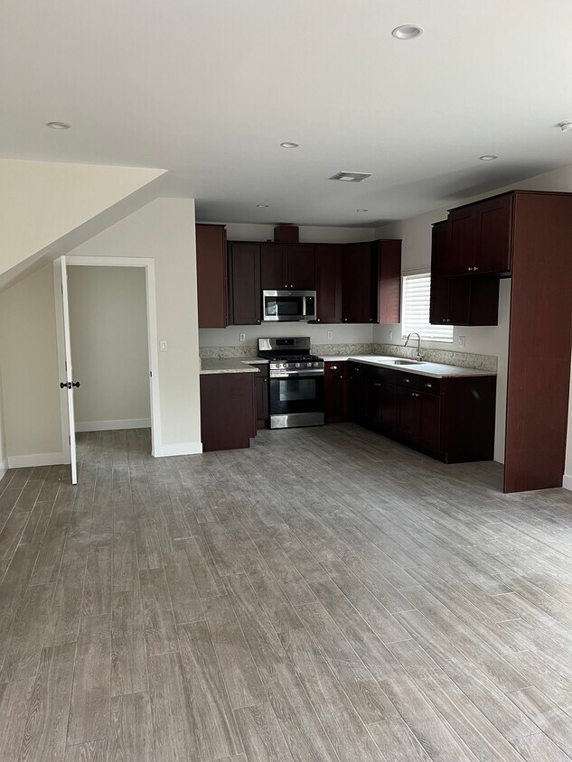 Foto principal - 10048 Debra Ave