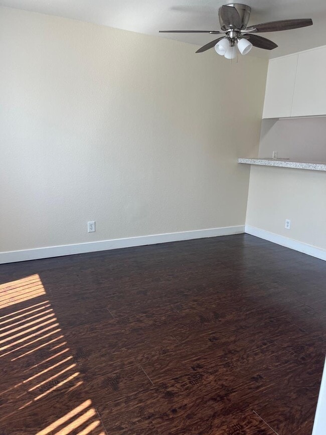 Building Photo - 808 W Anaheim St