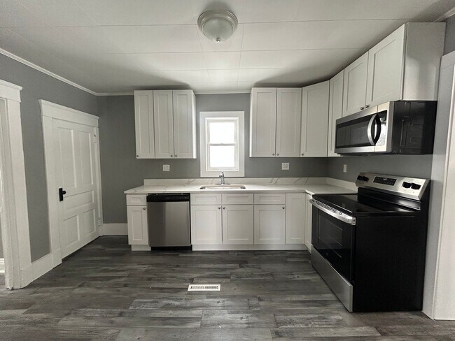Foto del edificio - Fully Renovated 3 Bedroom, 2 Full Bath Home on a Double Lot in Grove City!
