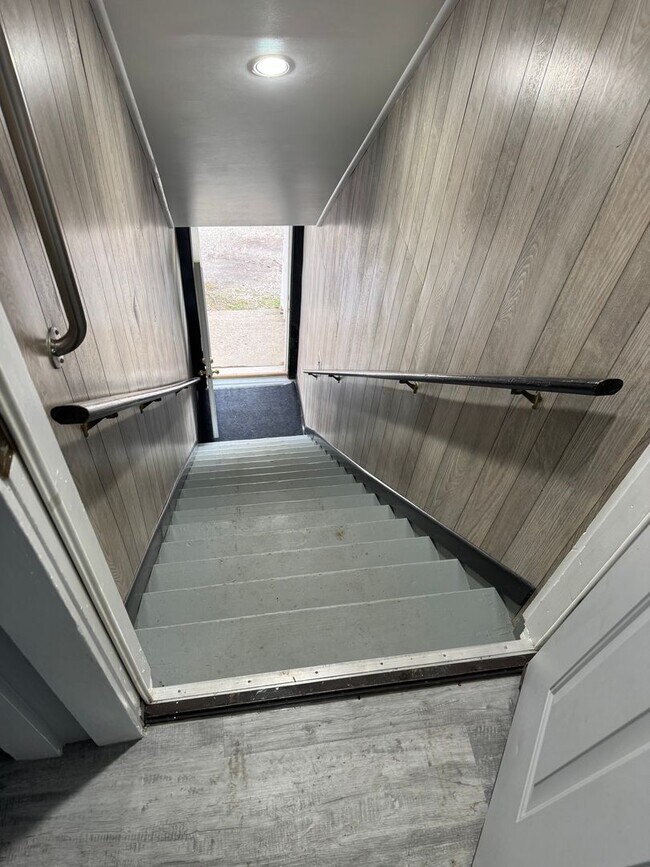 Foto del edificio - 2nd floor 2 bedroom 1 bath unit