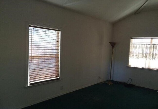 Building Photo - CLOSE TO UNR - HARDWOOD FLOORS - FENCED BA...